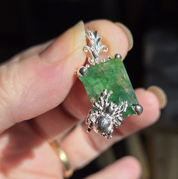 Green Beryl emerald cut 9k sterling spider 🕷 pendant - Picture 3 of 6